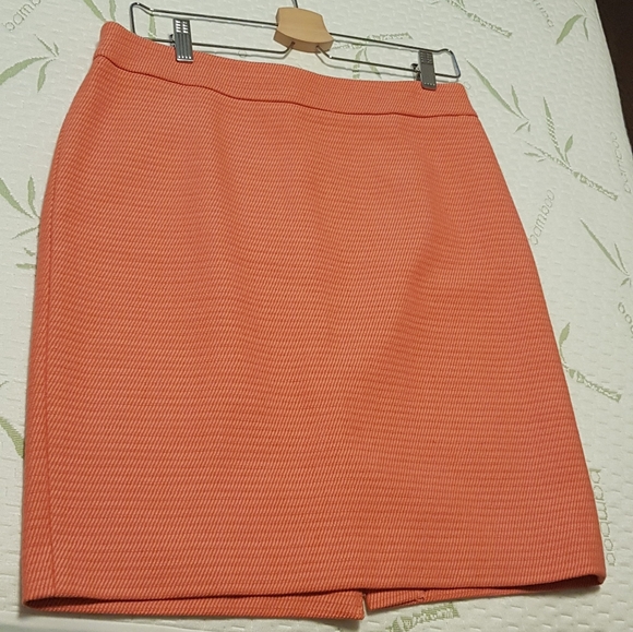 Ann Taylor Dresses & Skirts - Ann Taylor almost brand new skirt